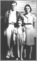 Elvis im Alter von 6 Jahren mit seinen Eltern