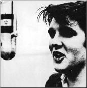 Elvis im Studio mit geöltem Haar und Akne
