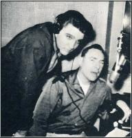 Dewey Phillips und Elvis während der Radio-Show